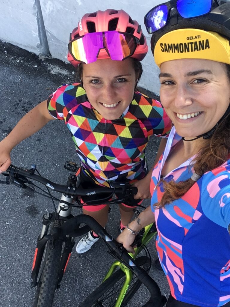 Wondermanu e Mango sticky vibes in bici al passo del vestito, Toscana. 
La strada raggiunge le cave di marmo di Massa Carrara, e la salita è piuttosto lunga, aggravata da un problema alla mia ruota posteriore che mi ha dato parecchio da fare! In cima la vista è spettacolare, le cave sono imponenti e finalmente posso sorridere!  